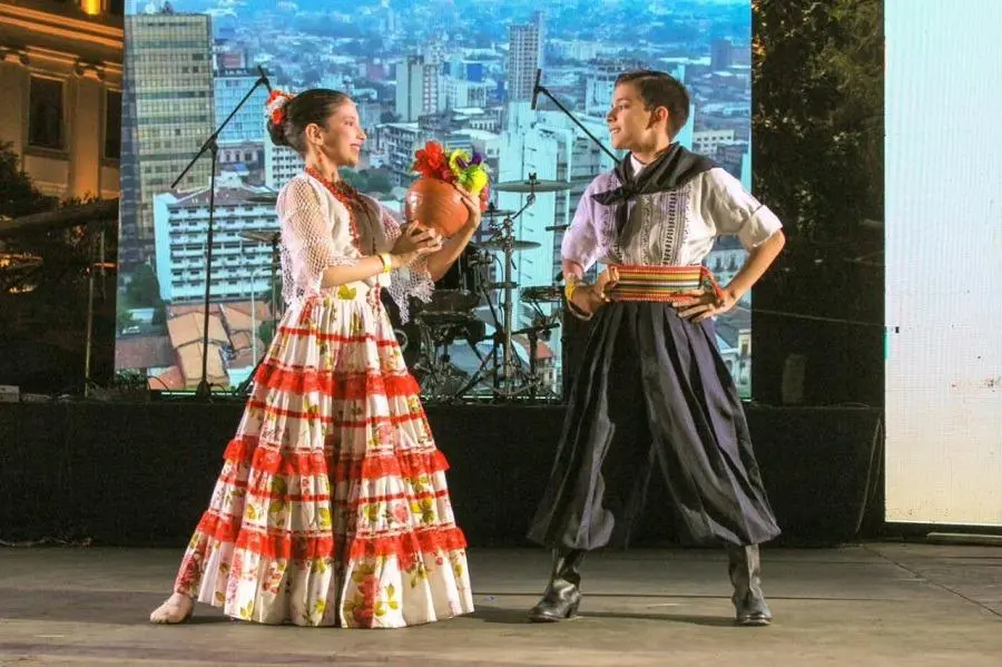 Elenco de danza paraguaya. Cortes�a