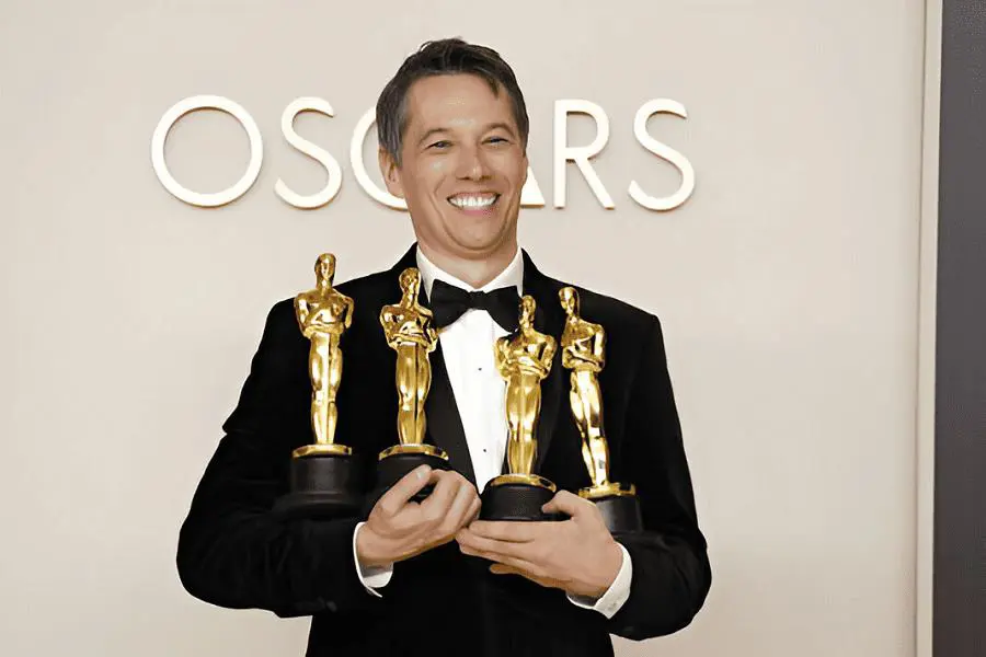 El director Sean Baker, ganador en las categorías de Dirección, Película, Guion Original y Edición por “Anora” © Jordan Strauss