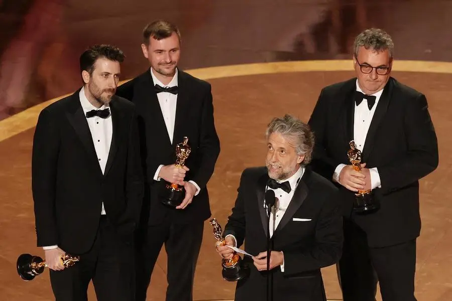 Paul Lambert, Stephen James, Rhys Salcombe y Gerd Nefzer posan con sus Oscar a Mejores Efectos Especiales por “Dune: Part Two” © Carlos Barria