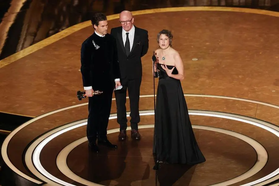 Clement Ducol, Camille y Jacques Audiard celebran su Oscar a Mejor Canción Original con