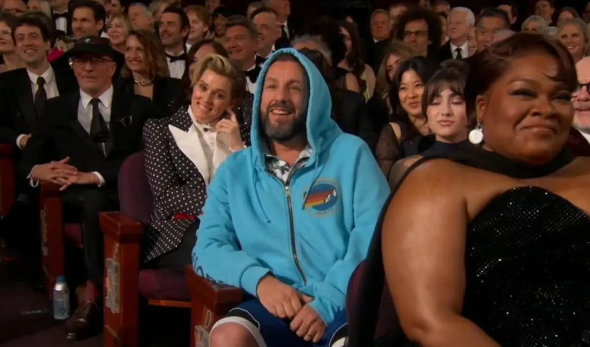 Adam Sandler sorprendi� a todos con su inesperada aparici�n en los Oscar 2025. El actor lleg� con atuendo casual, contrastando con el resto de la gala. (La Rep�blica)