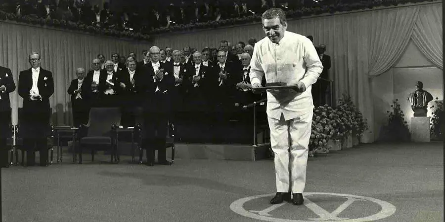 Gabriel Garc�a Marqu�z recibiendo el Premio Nobel. Cortes�a