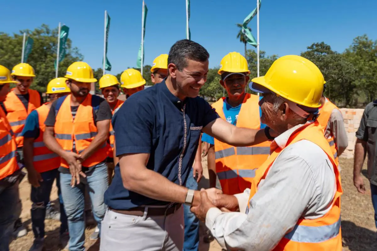 Santiago Peña durante entrega de viviendas. Foto: Gentileza.