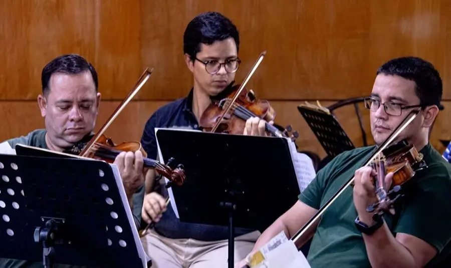 Violinistas de la OCMA. Cortes�a