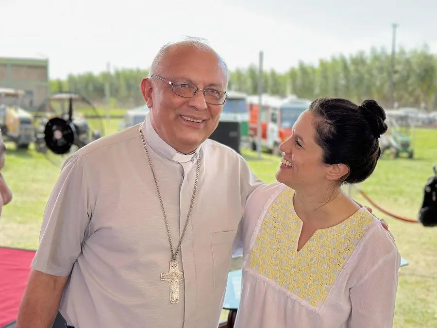 El obispo de la Di�cesis de Carapegu�, Celestino Ocampo, y la ministra de Cultura, Adriana Ortiz. Cortes�a