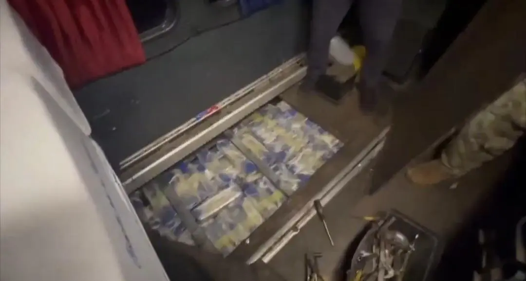 Dentro del bus encontraron toneladas de paquetes de drogas. Foto: Captura de v�deo.