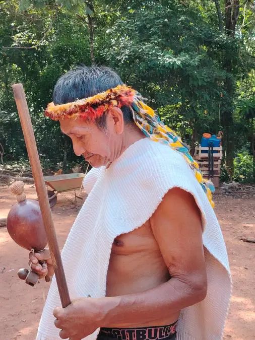 Líder Pa'i Don Luis Arce mostrando las plumas de emkaninde/em. Foto: Alberto Yanosky.