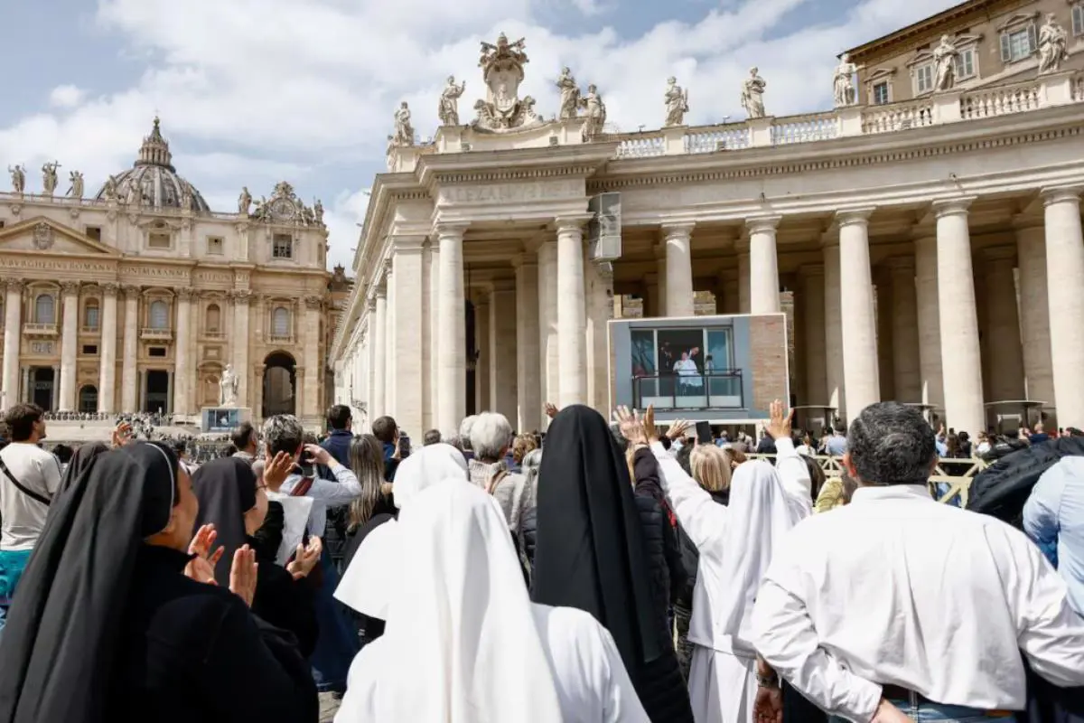 Papa Francisco saluda a sus fieles tras recibir su alta m�dica. Foto: canal12misiones.