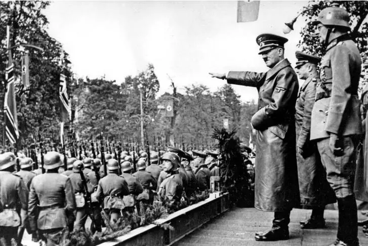 Hitler ante un pelot�n de soldados. Foto:Infobae.